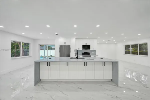 10601 NW 43RD CT