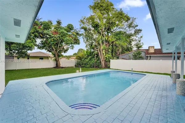 10601 NW 43RD CT