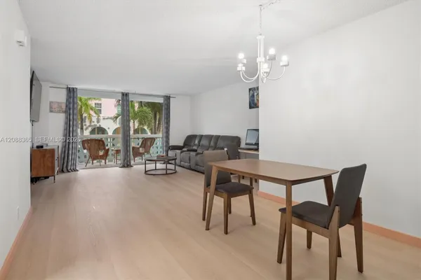 1 N GOLFVIEW RD 201