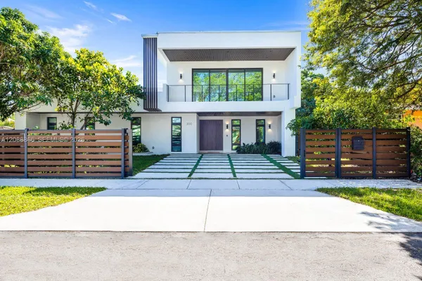 300 NE 48TH ST