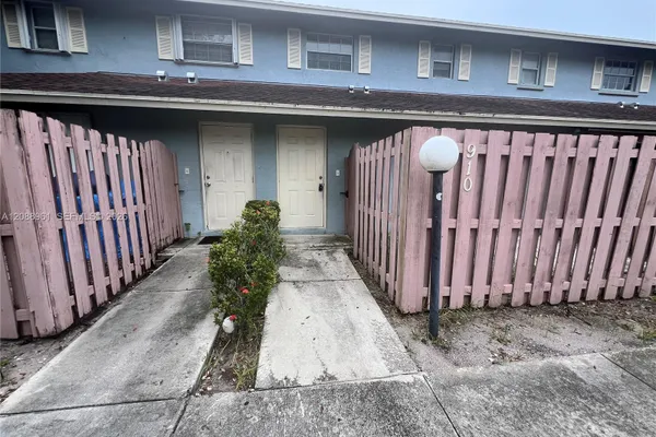 910 CYPRESS WAY