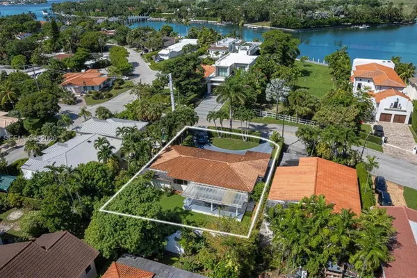 9217 BAY DR