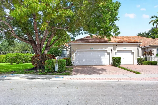 2501 E ARAGON BLVD 1
