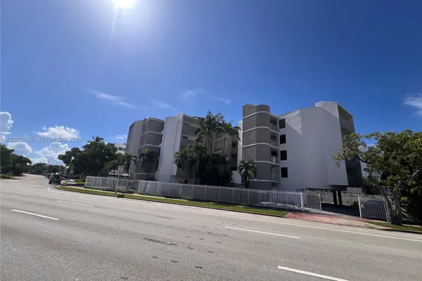 2000 BIARRITZ DR 407