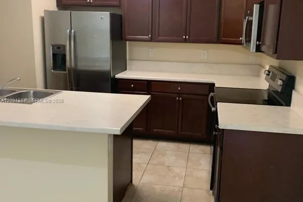 142 SE 28TH TER 10