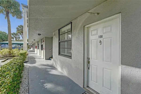 1522 WHITEHALL DR 106