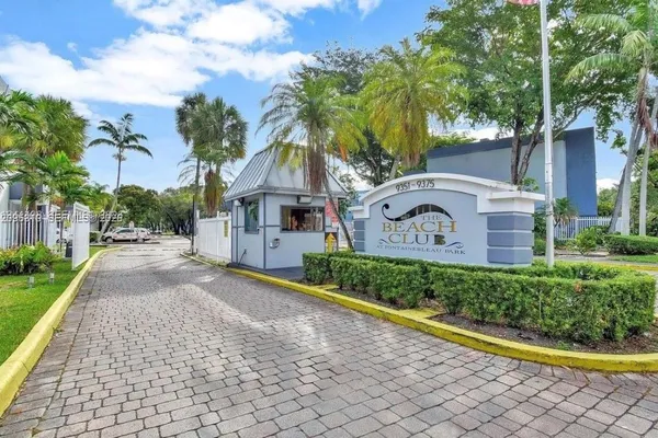 9371 FONTAINEBLEAU BLVD I220