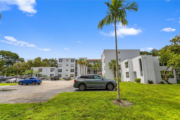 9400 LIVE OAK PL 103