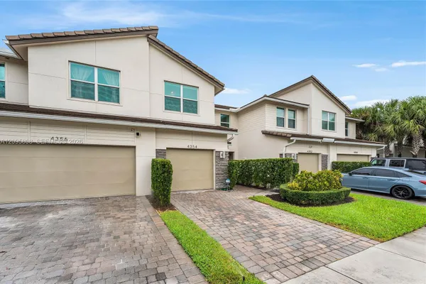 4354 VELEIROS AVE