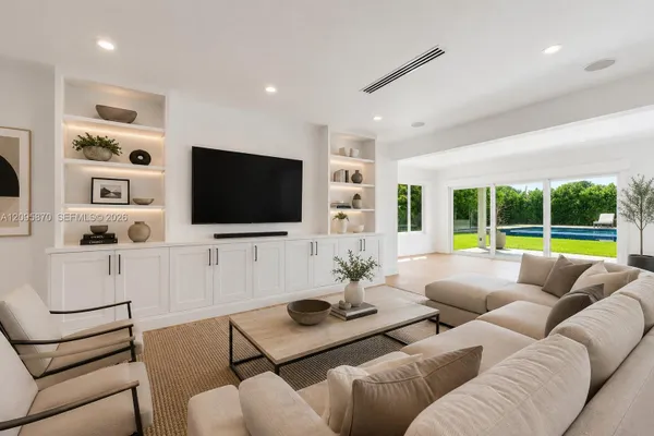 740 S SHORE DR
