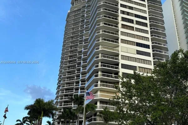 20185 E COUNTRY CLUB DR 2406
