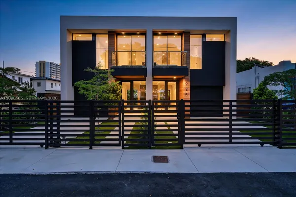 925 SW 10TH AVE