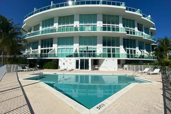 2000 BAY DR 203
