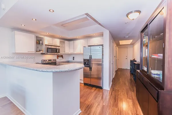 2000 BAY DR 203