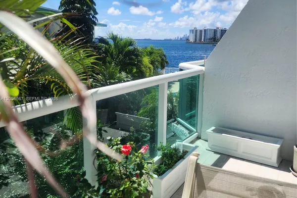 2000 BAY DR 203