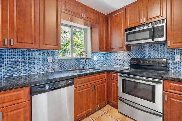 77 NW 106TH ST