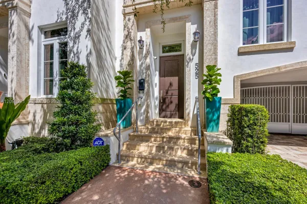 525 ANASTASIA AVE 525