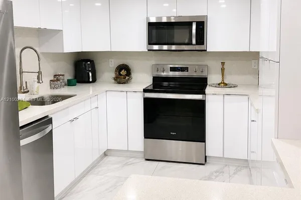 9735 NW 52ND ST 305