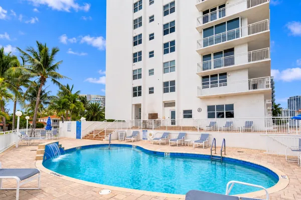 511 BAYSHORE DR 310