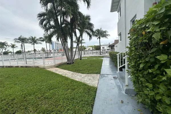 7207 BAY DR 13