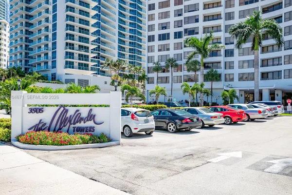 3505 S OCEAN DR 305