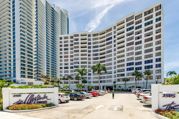 3505 S OCEAN DR 305