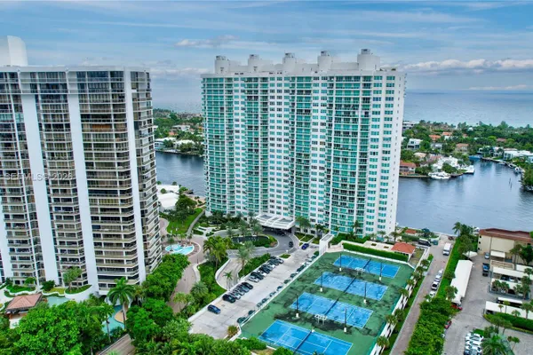 20281 E COUNTRY CLUB DR 2409