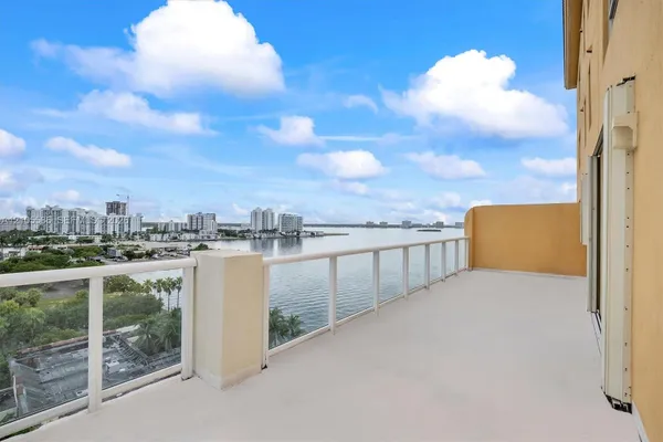 1625 KENNEDY CSWY 1106G