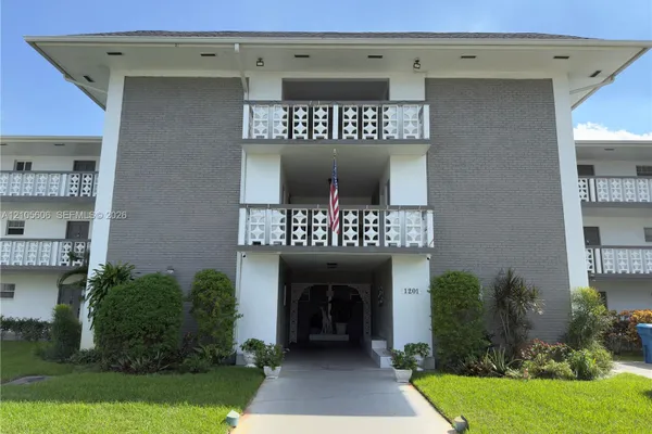 1201 HILLCREST CT 205