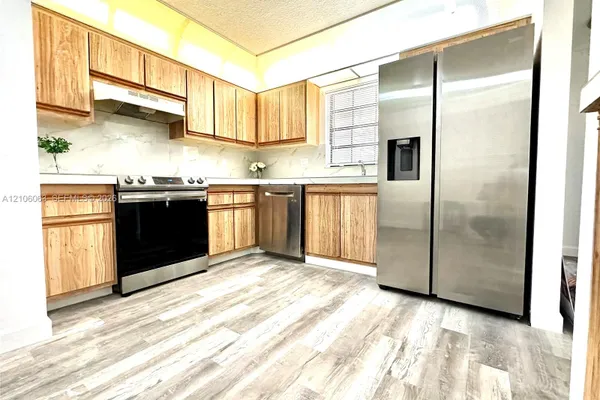 3694 NW 95TH TER 8M