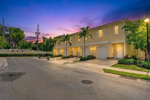 1128 NW 40TH TER