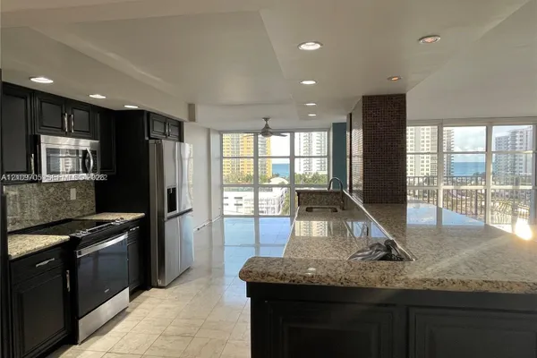 1000 PARKVIEW DR 920