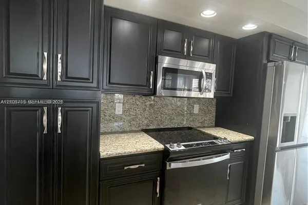 1000 PARKVIEW DR 920