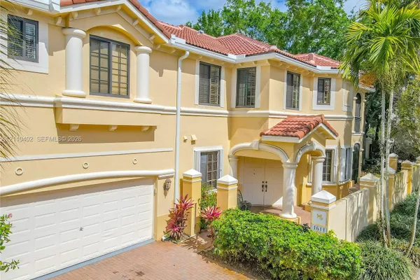 1611 PASSION VINE CIR 12-2