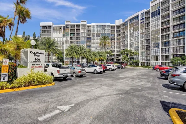 800 PARKVIEW DR 131