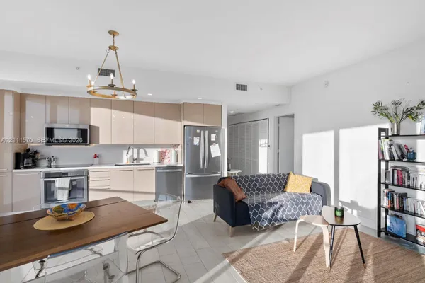 2000 METROPICA WAY 404