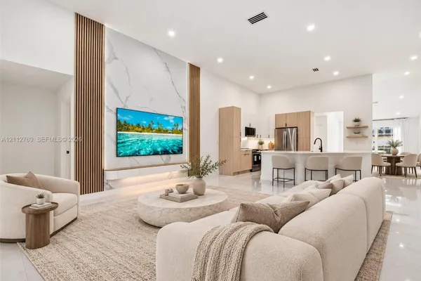 816 CRESTVIEW CIR