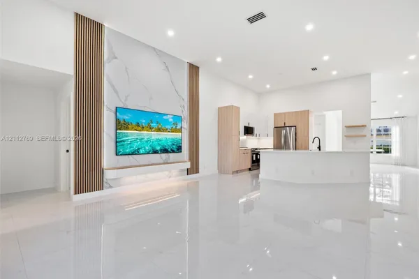 816 CRESTVIEW CIR