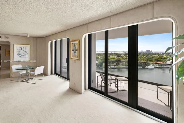 5500 COLLINS AVE 1401