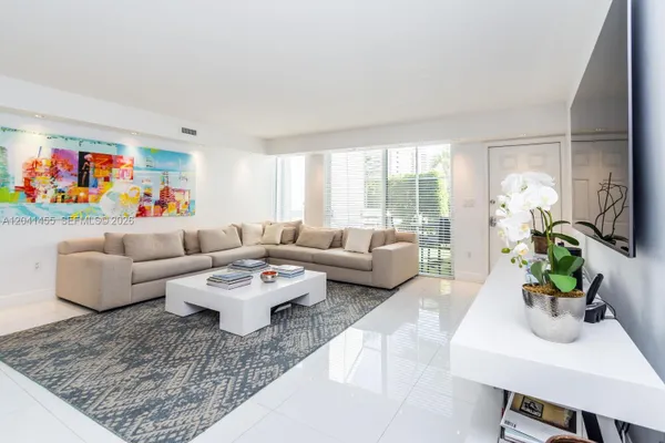 425 GRAPETREE DR 206
