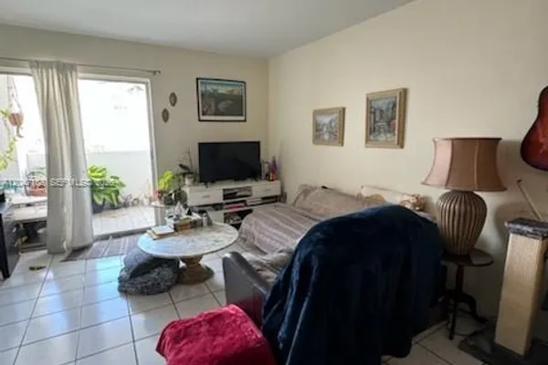 2000 BIARRITZ DR 404