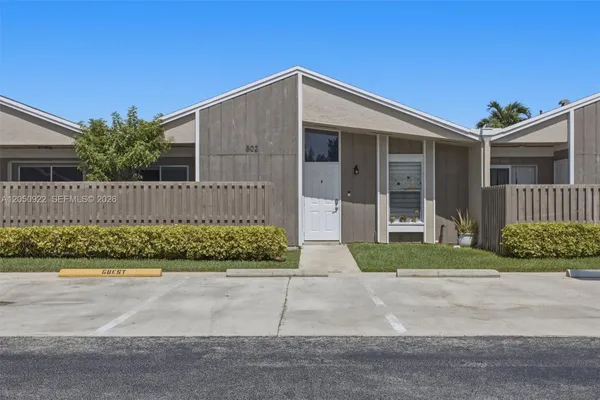 502 WOODGATE CIR B