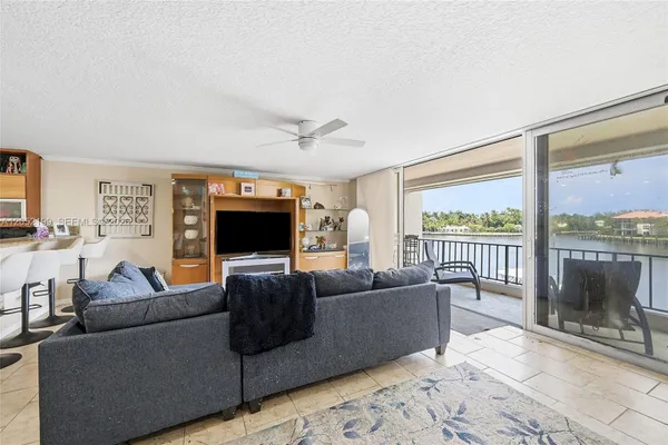 801 PALM TRL 10