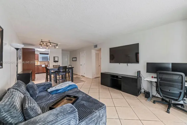 1400 TALLWOOD AVE 107