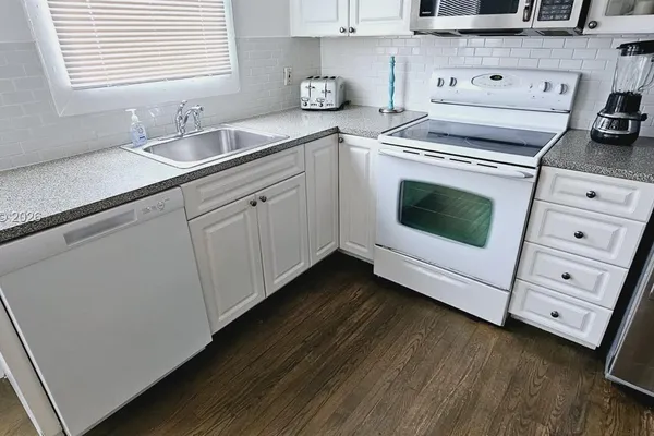 842 MERIDIAN AVE 3D