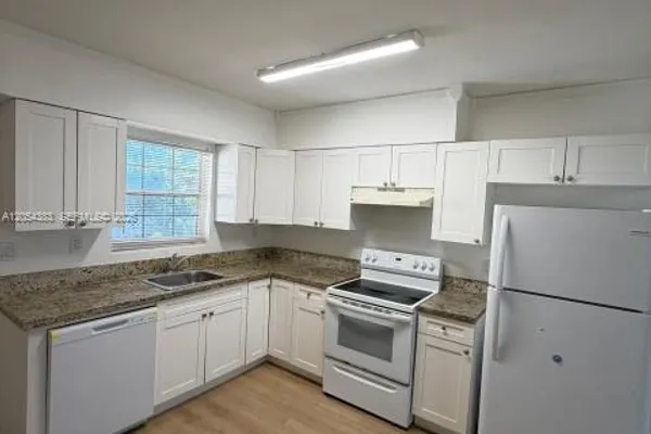 374 NE 171 ST