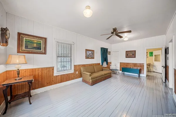 292 BEACH SHORE DR