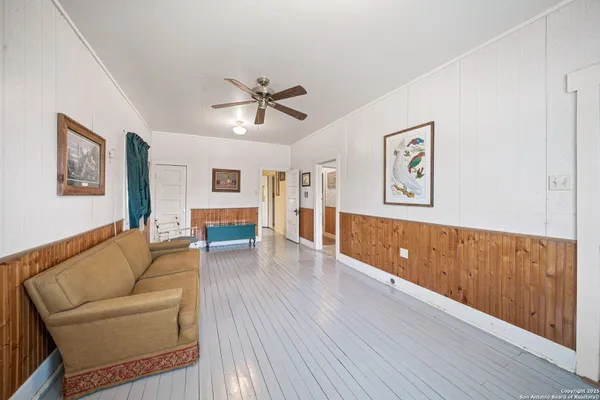 292 BEACH SHORE DR