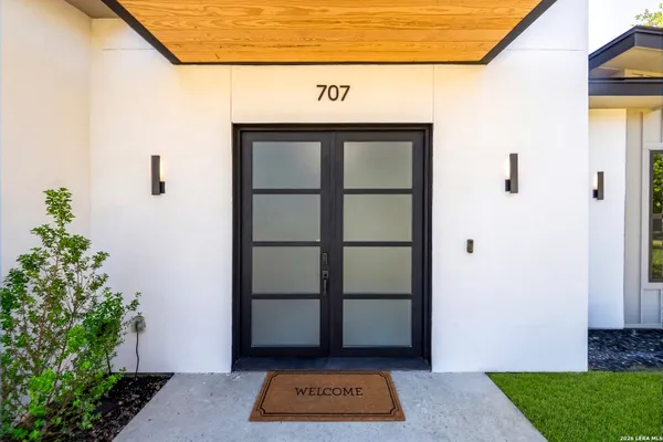 707 LONE CIR