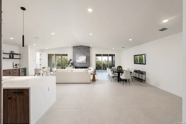 707 LONE CIR